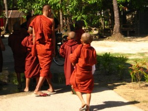 moines au Myanmar